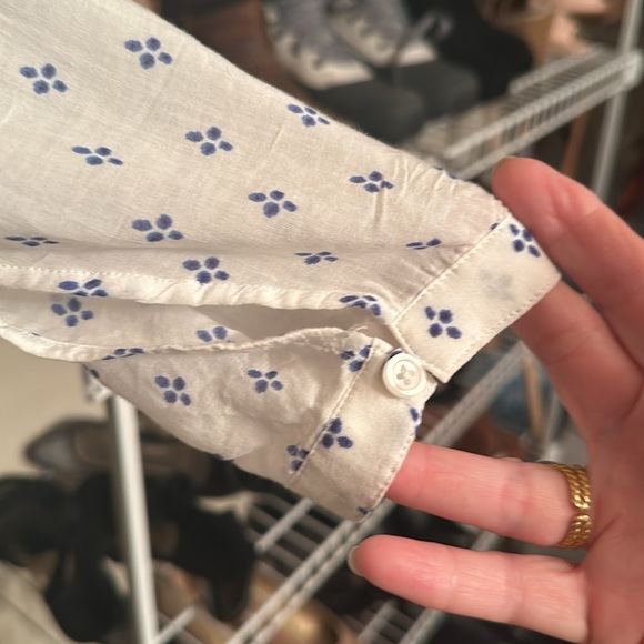 Cloth and Stone Printed Buttondown Shirt. Blue/white. Size Medium - Picture 5 of 7